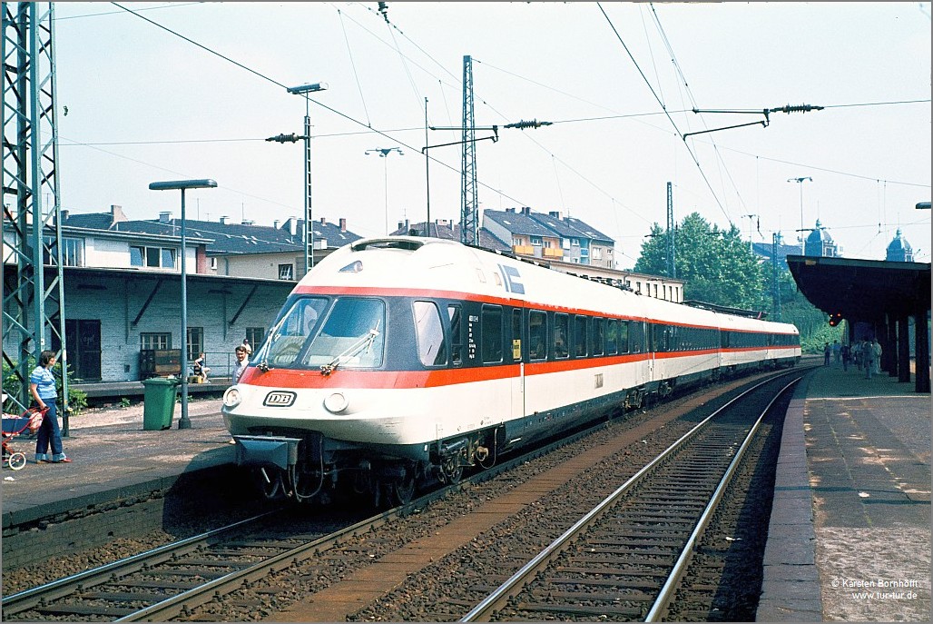 http://www.tur-tur.de/Eisenbahn/Triebwagen/403%20002-9/403%20002%20KWS%20790610%20900.JPG